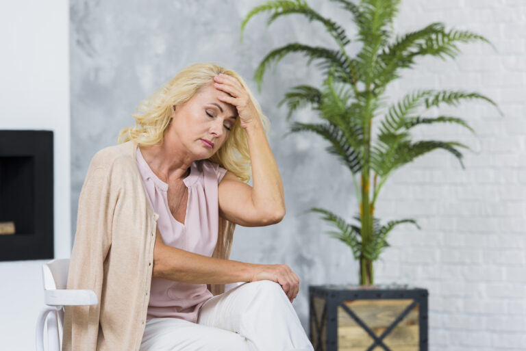 Menopausa: Por que o diagnóstico é clínico e a dosagem hormonal pode confundir